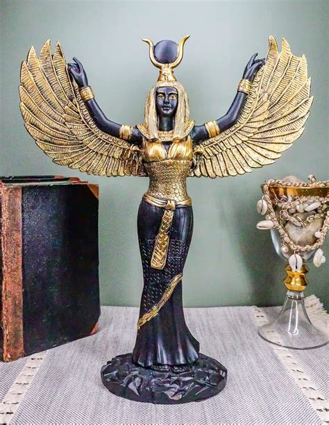 Tema Egipcio Isis Con Las Alas Abiertas Diosa Mitológica Del Magia Y La Naturaleza Estatua