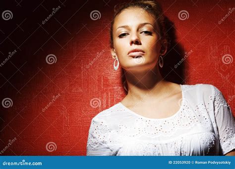Молодая чувственная женщина Стоковое Фото изображение насчитывающей шикарно персона 22053920