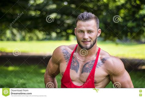 Portrait D homme Musculaire De Torse Nu Beau Avec Le Corps Tatoué