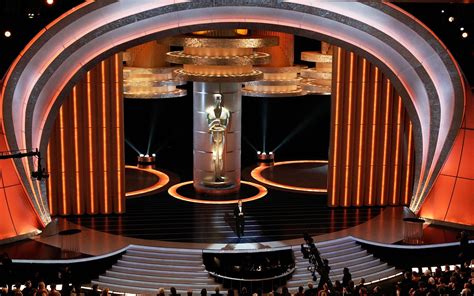 Oscar Eye Candy Alert Seth Macfarlane And Academy Replace Leggy Oscar