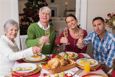 Família Feliz Brindando Na Câmera Durante O Jantar De Natal Foto Premium