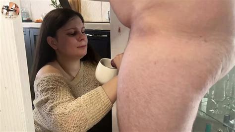 Istri Amatir Membutuhkan Krim Untuk Kopinya Jadi Dia Memerah Susu