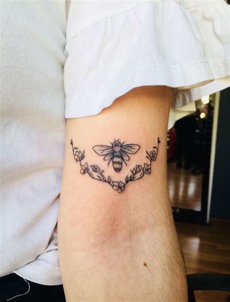 Pin By 𝕷𝖚𝖓𝖆 ☾ On Tattoos Tattoos Bee Tattoo Pretty Tattoos