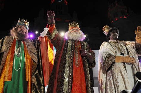 Miles De Madrileños Reciben A Los Reyes Magos En La Castellana Zona