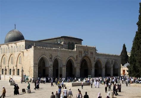 المبنى يتكون المسجد الأقصى من عدة أبنية، ويحتوي على عدة معالم يصل عددها إلى مئتي معلم، منها تبلغ مساحة المسجد الأقصى حوالي 144 دونما (الدونم ألف متر مربع)، ويحتل نحو. مستوطنون يقتحمون المسجد الأقصى