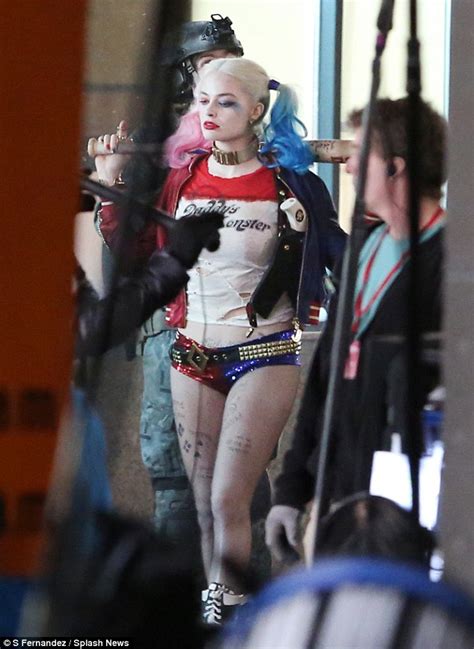 Clatto Verata First Look At Margot Robbie As Harley Quinn In ‘suicide
