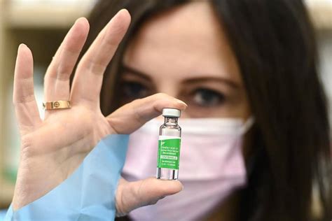 Don't know if they got approved at same time. Officials battle of confidence over Canada's use of Oxford-AstraZeneca vaccine - Revelstoke Review