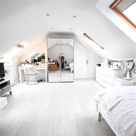 21 Cute Dorm Rooms Were Obsessing Over With Images Attic Bedroom