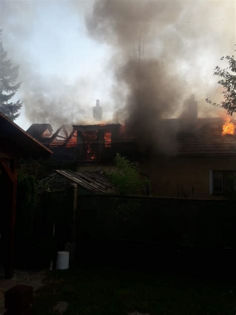 Požár vypukl na autovrakovišti a dým je viditelný ze širokého okolí. Požár staršího domu na Nymbursku likvdovalo pět jednotek ...