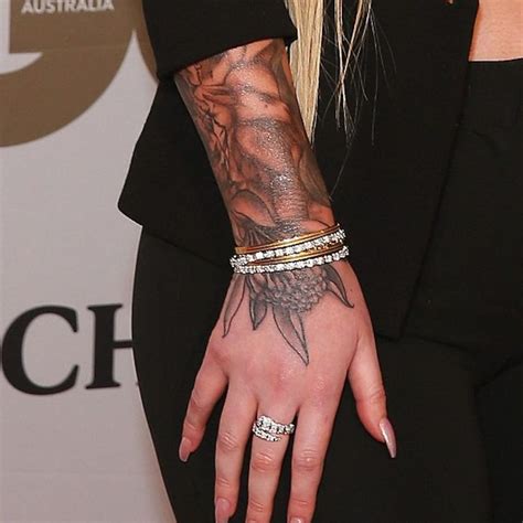 Iggy Azalea Showed Off Her New Tattoos On The Gq Red Carpet Tattoodo