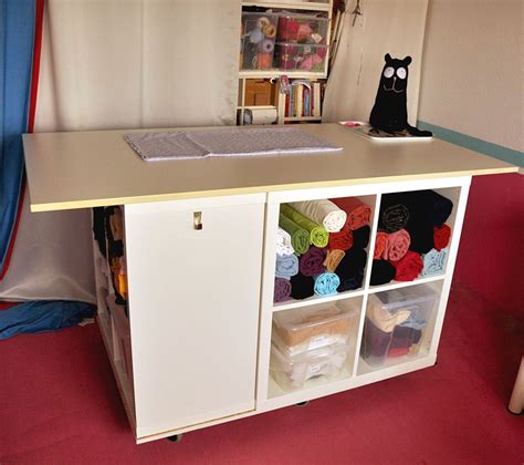 Eine unscheinbare garderobe, passend zum bett und sofa. IKEA Kallax Hack: Schneidetisch Deluxe | Ikea kallax hack ...