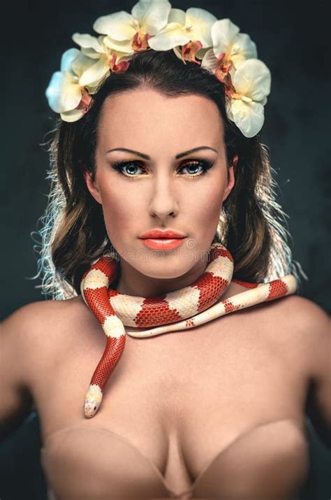 Belle Femme Sexy Avec La Pomme Et Le Serpent Rouges Image Stock Image