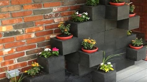 Un huerto o jardín vertical es una genial idea no solo ahorran un motón de espacio sino que se puede transformar. Decorating with Cement Blocks: DIY Ideas that You Will ...