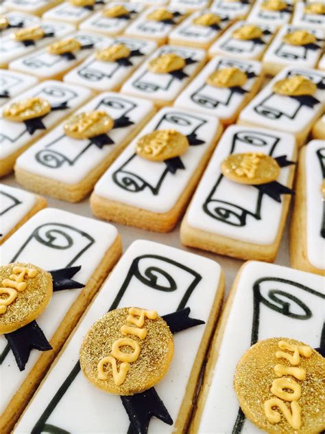16 Perfect Dessert Ideas For Your Grad Party Graduation Cookies