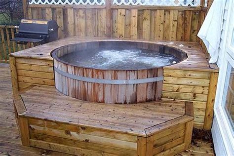 A leaky hot tub filled with a dark tea and an unwieldy cover wasn't what i had planned to build. Pallet Hot Tub and Pool Deck Ideas | Pallet Ideas