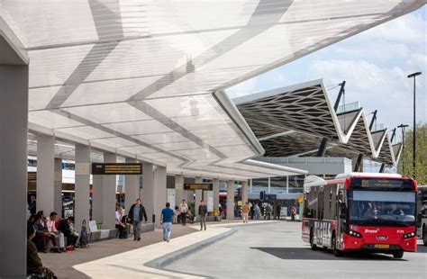 Estructura Y Diseño En La Estación De Autobuses Mobiliario Urbano