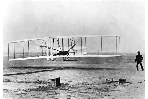 Selama 12 detik, pesawat meninggalkan tanah sebelum kembali ke. Hari Ini dalam Sejarah, Wright Bersaudara Terbangkan ...