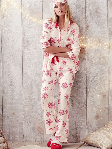 9 Cozy Holiday Pajamas For Opening Ts And Sipping On Eggnog — Photos