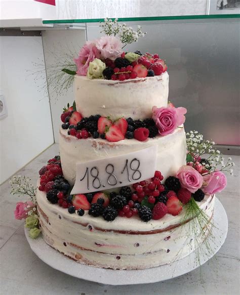 Naked Cake Hochzeitstorte mit Blumen und Früchten Bäckerei