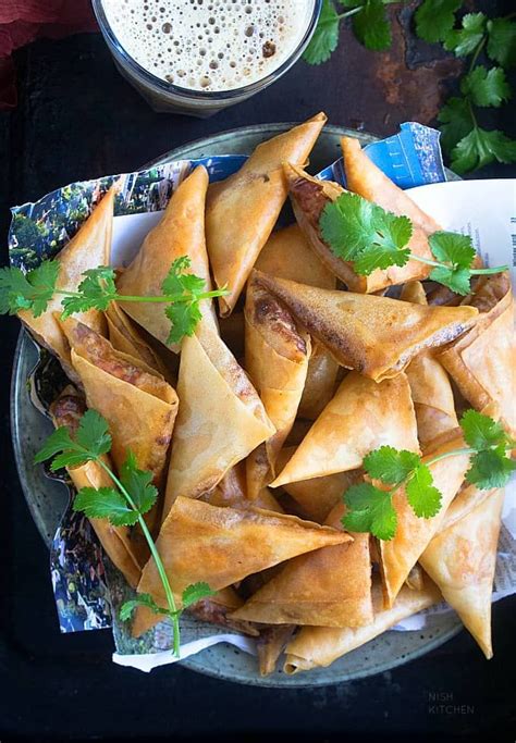 Sometimes it helps to have a visual, and we've always got you covered with. Butter Chicken Samosa | Video | Nish Kitchen | Easy samosa recipes, Samosa recipe, Baked chicken ...