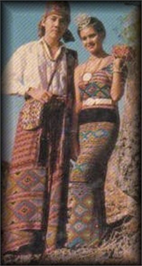 Menurutnya baju pengantin ntt kaya akan ragam mulai seperti dari sabu, timor, sumba, lembata dan alor dan semuanya sangat bagus. Fashion: Pakaian Adat Nusa Tenggara Timur (NTT)