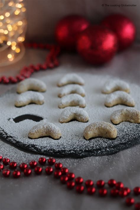 These authentic austrian linzer cookies will be your favorite christmas cookies ever! Vanillekipferl - the best Christmas cookies | The cooking Globetrotter