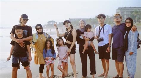 5 Potret Wika Salim Liburan Bareng Keluarga Di Bali Gayanya Simpel