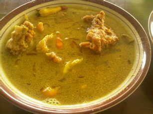 The main ingredients of this dish are usually poultry, goat meat, beef, mutton, various kinds of offal, fish and seafood, as well as vegetables such as cassava leaves, unripe jackfruit and banana stem. Gulai kambing solo spesial di warung dlidir - Tengkleng Solo