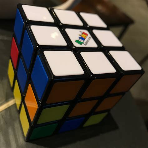 It has 6 faces, 12 edges, and 8 vertices. Comment résoudre facilement un Cube Rubik - URBANIA
