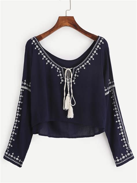 It is typically gathered at the waist or hips (by tight hem, pleats, parter, or belt) so that it hangs loosely (blouses) over the wearer's body. Blouse col lacets avec franges - marine | Vêtements brodés ...