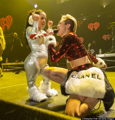 Miley Cyrus Jingle Ball Performance Of Getitright Features Santa