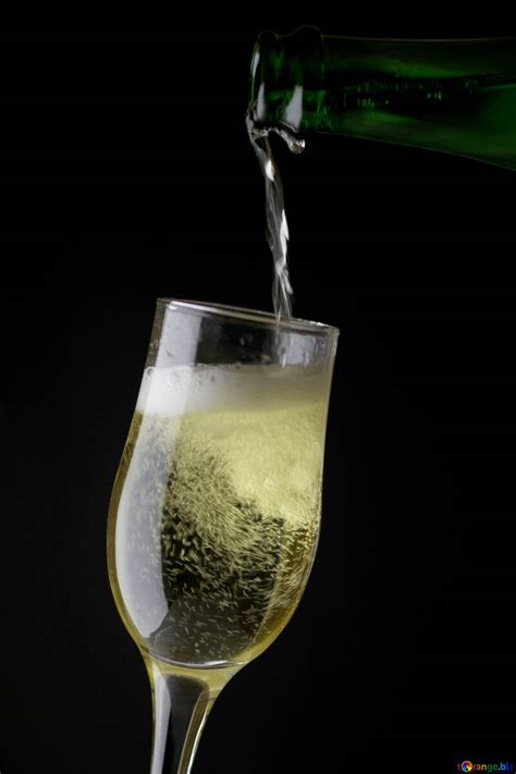 Champagne Est Versé Dans Le Verre Image Libre № 25747