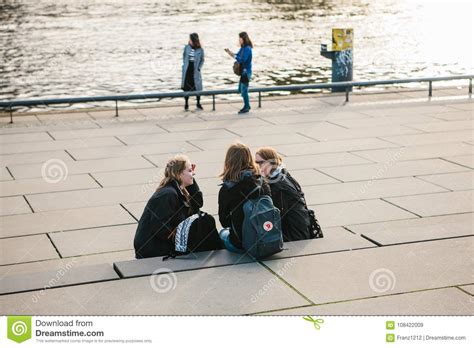 Become part of our student villages and experience a great time in the most beautiful student residence in berlin, with lots of new friends and unforgettable memories. Berlin, Am 3. Oktober 2017: Eine Gruppe Junge Freundinnen ...