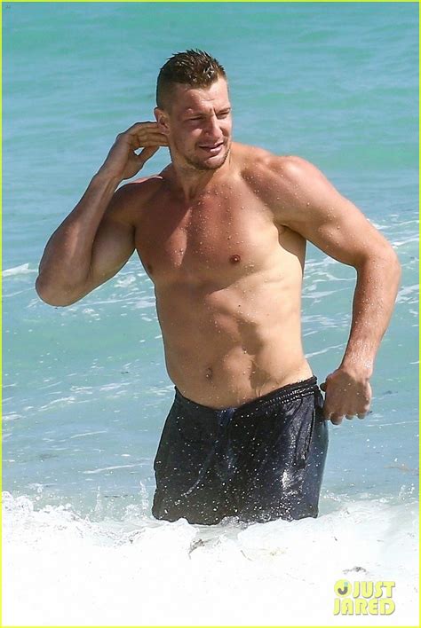 Nfl S Rob Gronkowski Looks Like He Doesn T Miss A Day At The Gym
