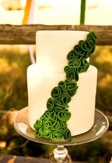 40 Trendy Emerald Green Wedding Ideas Weddingomania Green Wedding