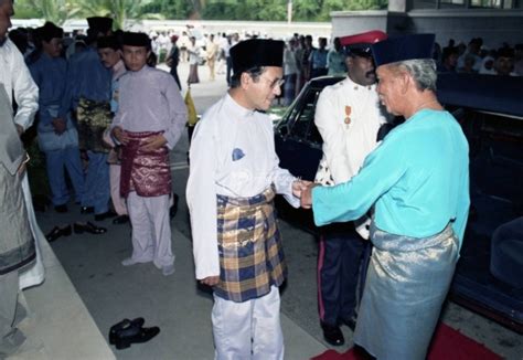 Sejarah dan asal usul nama 10 daerah di johor iluminasi. GAMBAR Asal Usul Pakaian Kerabat Diraja Johor - Baju ...