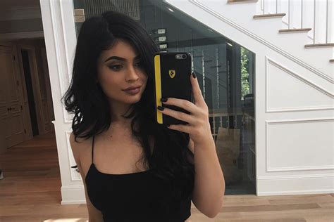 kylie jenner s mirror guarantees perfect selfies teen vogue