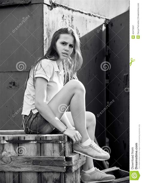 Retrato De Una Muchacha Adolescente Hermosa En Luz De La Puesta Del Sol Imagen De Archivo