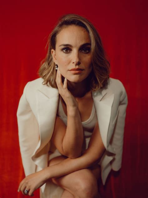 Her weight is only 118 pounds or 53.5 kg which benefits her in athletic roles such as nina in black swan. NATALIE PORTMAN for New York Times, October 2019 - HawtCelebs