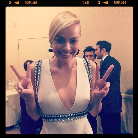 Margot Robbie Threw Up A Double Peace Sign At The Show Golden Globe