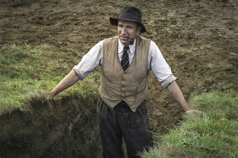 Ils découvrent alors un ancien navire funéraire saxon et son trésor qui pourrait bouleve. "The Dig" First Look Starring Carey Mulligan, Ralph Fiennes and Lily James | Tom + Lorenzo