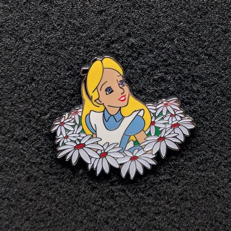 Pin 127150 Alice In Wonderland Daisy Wreath Alice In Wonderland