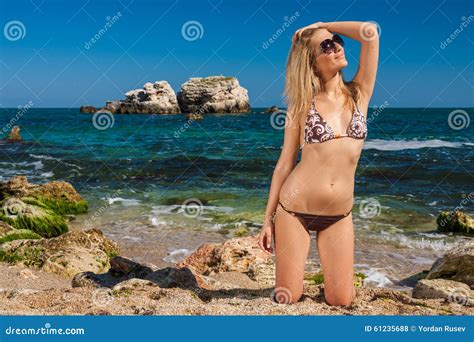 Ragazza Bionda Attraente E Sexy Sulla Spiaggia Fotografia Stock Immagine Di Modo Modello