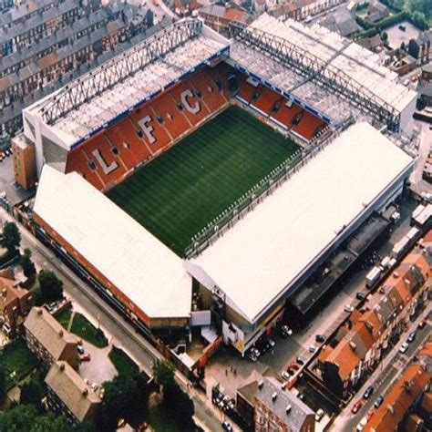 Stadion kandang klub liga primer, liverpool, dievakuasi setelah seorang pengunjung tur stadion dinyatakan masih hilang. sky view of Liverpool's stadium anfield | Tempat