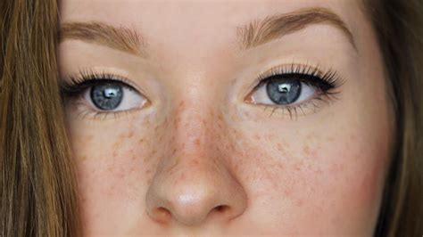 Cara Makeup Fake Freckles