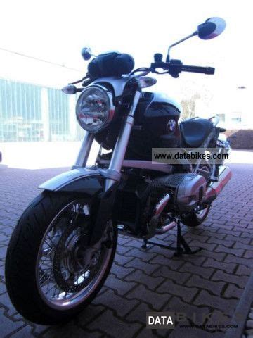 Inimitable, it propels you forward, physically and acoustically. 2010 BMW R 1200 R roadster