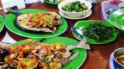 Sushi merupakan salah satu makanan jepang yang populer di negara kita. 6 Tempat Makan Seafood di Makassar, Wajib Coba Sajian Unik Ikan Napoleon - Tribun Travel