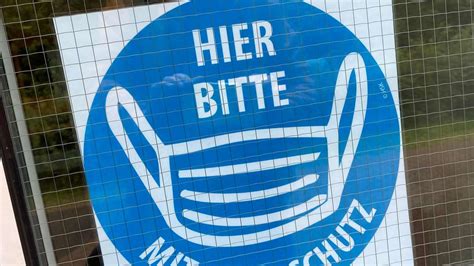 Ich fahre zaixh mit dem bus zur arbeit und hier in nrw soll es am montag eine maskenpflicht kommen für bus und bahnen. Befreiung von der Maskenpflicht in NRW: Ministerium äußert ...