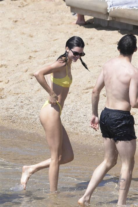 It Girl Kendall Jenner Shows Her Tight Body In A Bikini