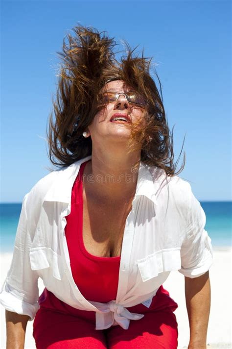 sexig mogen kvinna arkivfoto bild av solglasögon ferie 22487478